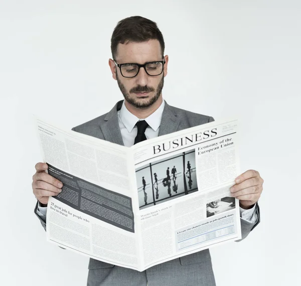 Üzletember-olvasó újság — Stock Fotó