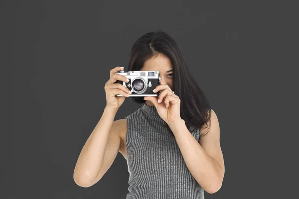 Aziatische vrouw met behulp van camera — Stockfoto