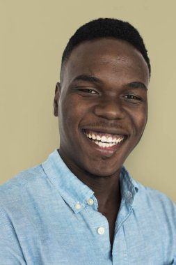 Gülümseyen Afrikalı Amerikalı adam