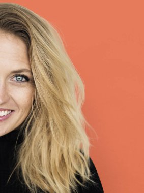 Çekici sarışın kadın.