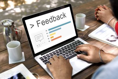 Dizüstü bilgisayar kullanan adam