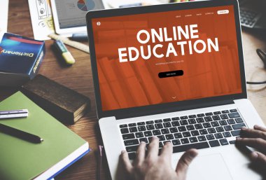 Dizüstü bilgisayar kullanan adam