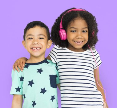  Çocuklar birbirine sarılıyor.