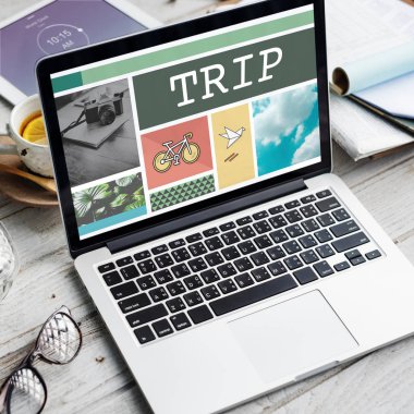 çalışma alanı tablo açılan laptop