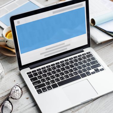 çalışma alanı tablo açılan laptop