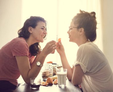 Lezbiyen çift birlikte vakit geçiriyor.