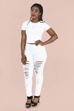 Afrikalı kadın stüdyoda ayakta