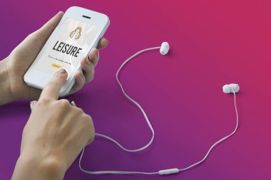 insan elinden tutarak cep telefonu