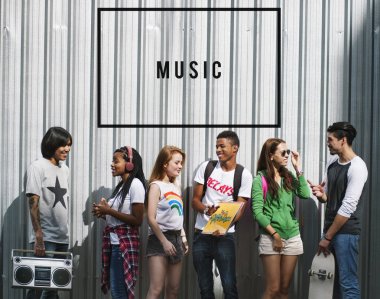 boombox ile şık mutlu gençler