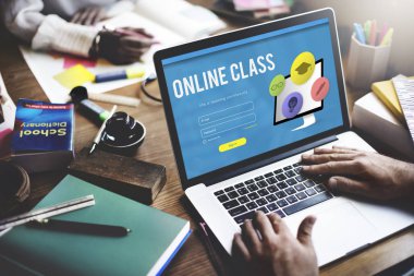 laptop ile çalışan kişi