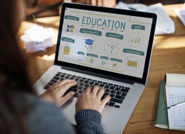 Laptop klavyesinde yazan kişi