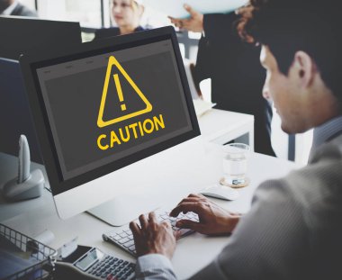 Bilgisayarda çalışan iş adamı