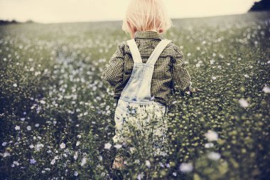 çocuğun çiçek alanı