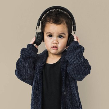kulaklıklar ile küçük çocuk