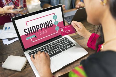 tipik dizüstü klavye üzerinde insanlar