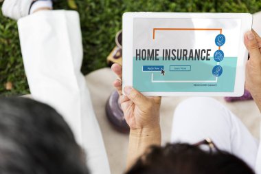 Dijital tablet kullanan kişi. 