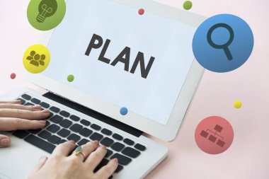 Dizüstü bilgisayarda çalışan kadın