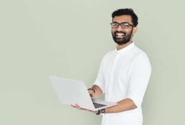 mutlu Hintli adam holding dizüstü