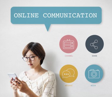 Akıllı telefon kullanan kadın