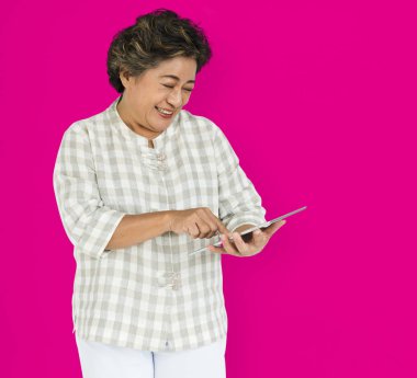 Olgun kadın holding tablet