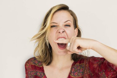 kadın komik bir jest yapma