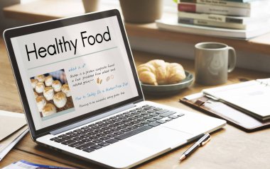 Laptop ahşap masada.