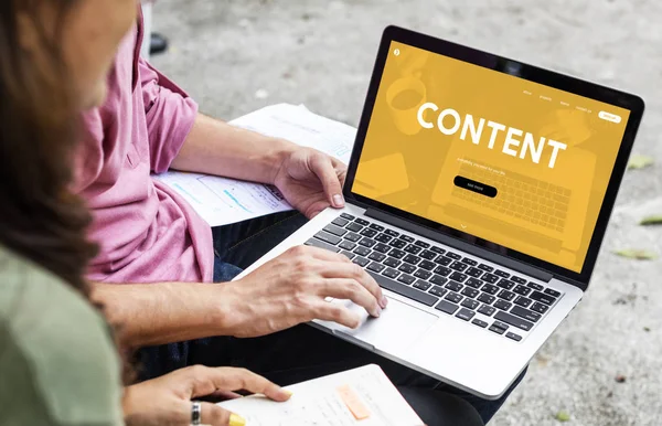 Studenten met behulp van laptop samen — Stockfoto