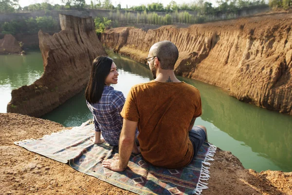 Casal sentado no lago — Fotografia de Stock