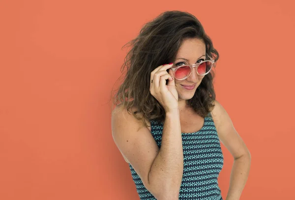 Chica casual con gafas de sol —  Fotos de Stock