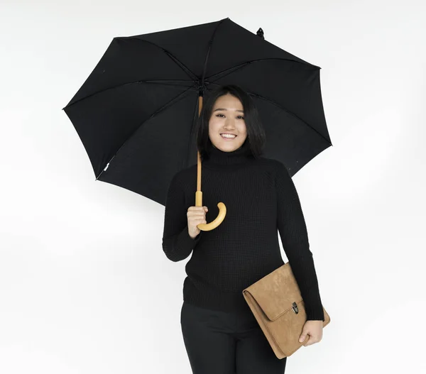 Aziatische zakenvrouw onder paraplu — Stockfoto