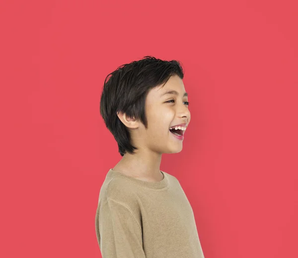 Веселий хлопчик сміятися — стокове фото