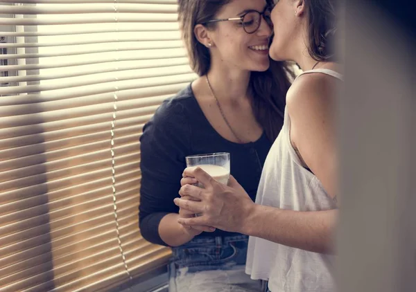 Lesbisches Paar verbringt Zeit miteinander — Stockfoto