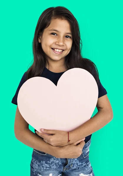 Menina segurando papel coração — Fotografia de Stock