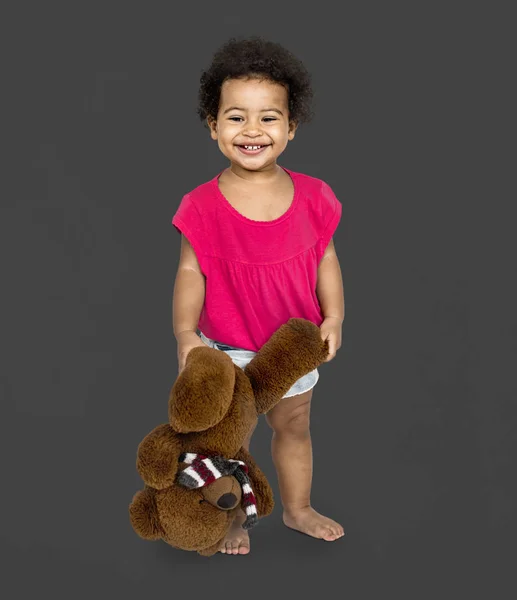 Niño sonriendo y sosteniendo oso de peluche —  Fotos de Stock