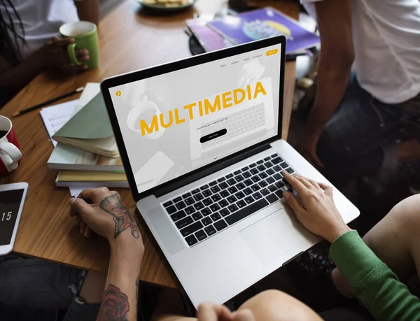 Pessoas usando laptop à mesa com livros — Fotografia de Stock