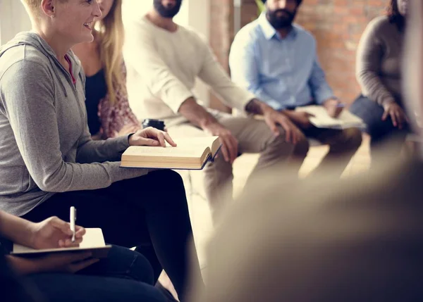 Reunión de personas sobre el seminario — Foto de Stock