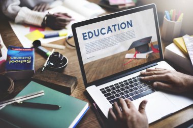 laptop ile çalışan kişi