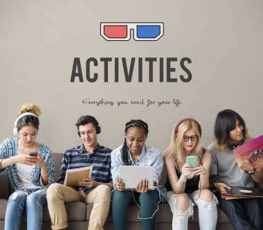 Dijital cihazlar kullanan öğrenciler 