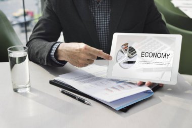 Elinde tablet tutan bir iş adamı