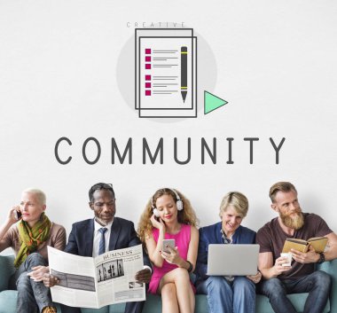 Dijital aygıtlar kullanan insanlar