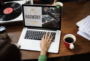 laptop klavye üzerinde insan eli