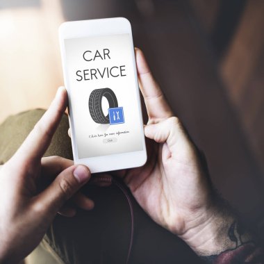 Mobil tutan kişi