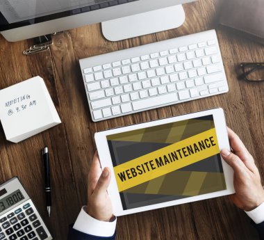 iş kişi dijital tablet kullanma