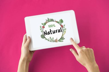 insan elinden tutarak dijital tablet