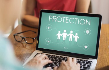 dizüstü bilgisayar kullanan kişi. 