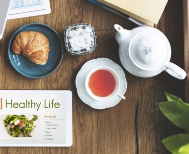 Dijital tablet ve çay seti