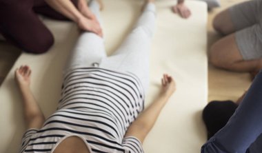 Masaj eğitimi sırasında insanlar 