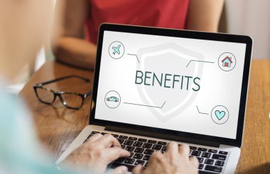 dizüstü bilgisayar kullanan kişi. 