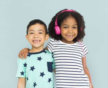  Çocuklar birbirine sarılıyor.