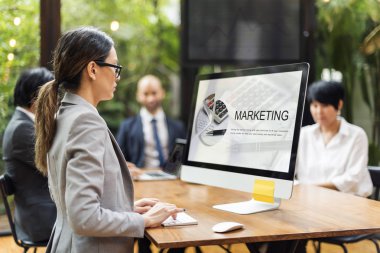 Bilgisayarda çalışan iş kadını